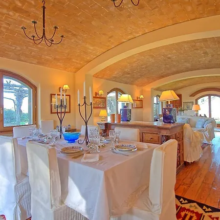 Villa Sleeps 8 Pool Wifi *